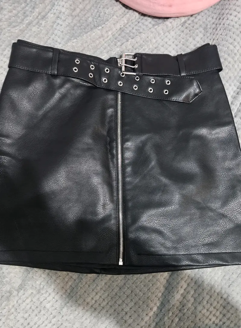 Mini falda de cuero sintético negra con hebillas