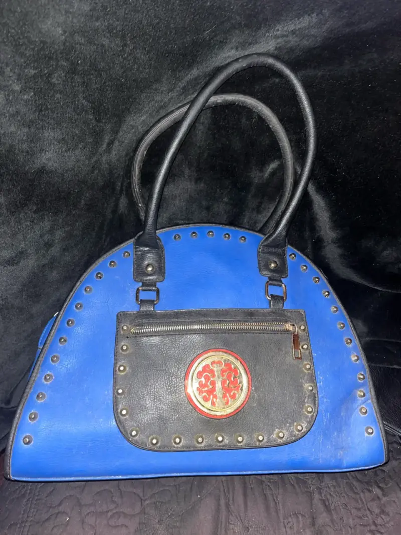 Bolso de mano azul con detalles metálicos - 1