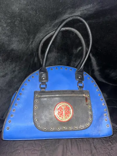 Bolso de mano azul con detalles metálicos - miniatura 1