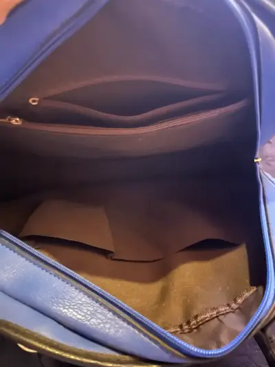 Bolso de mano azul con detalles metálicos - miniatura 2