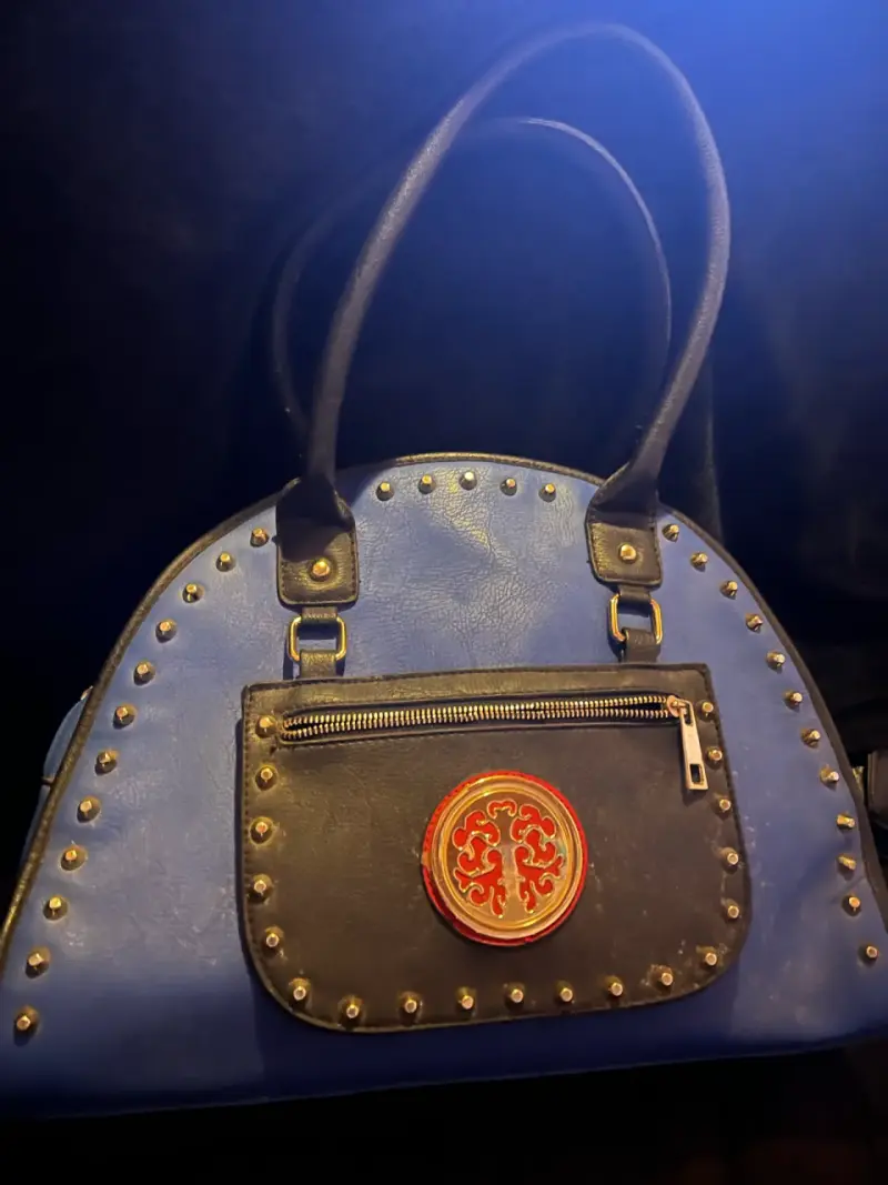 Bolso de mano azul con detalles metálicos - 3