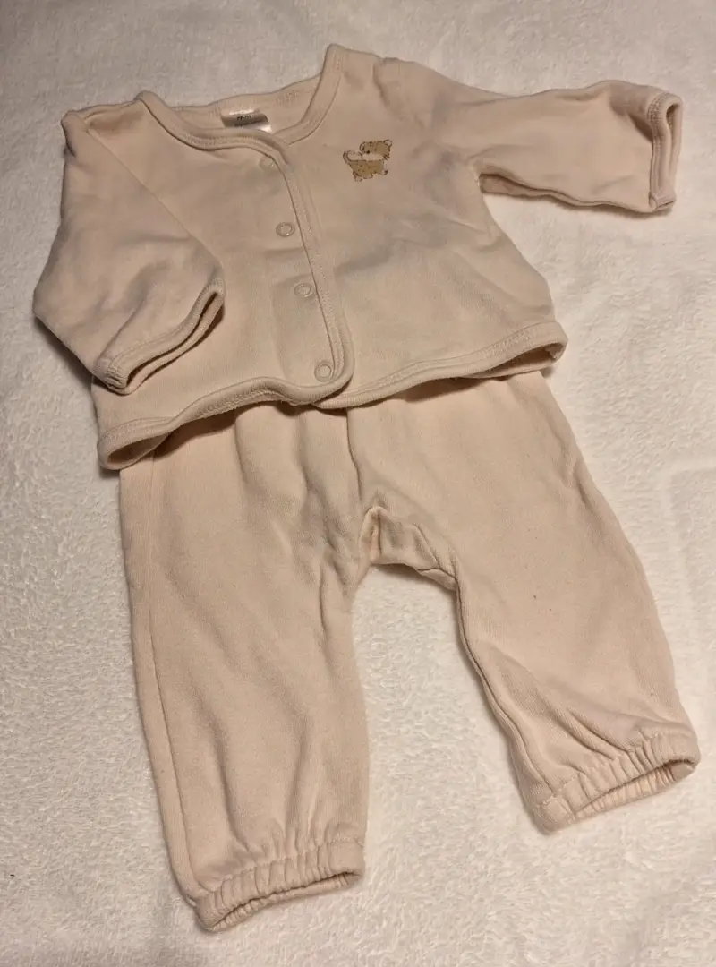 Conjunto de bebé beige con diseño de oso. T1-2M