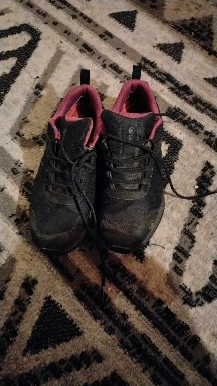 Zapatillas deportivas negras con detalles rosados - 1