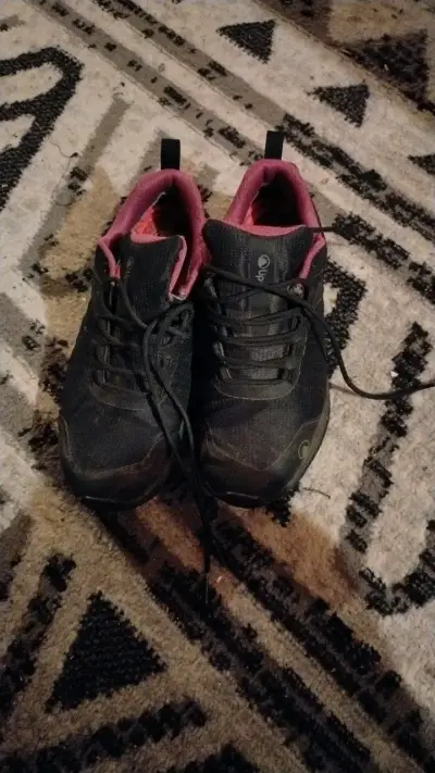 Zapatillas deportivas negras con detalles rosados - miniatura 1