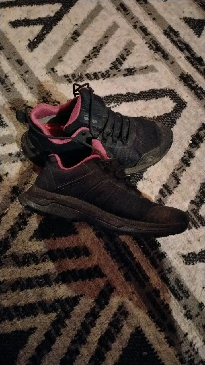 Zapatillas deportivas negras con detalles rosados - 2