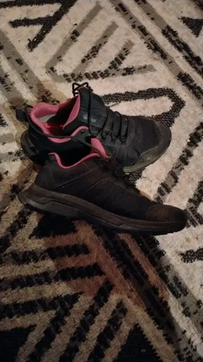 Zapatillas deportivas negras con detalles rosados - miniatura 2