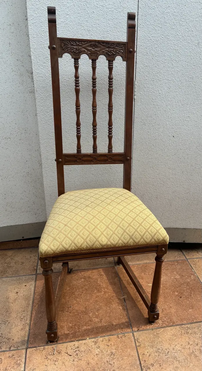 2 Sillas antiguas de madera tallada