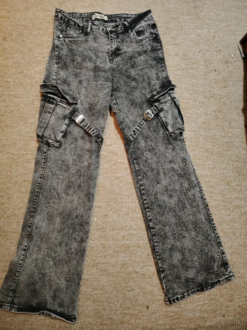 Jeans cargo grises con bolsillos - 1