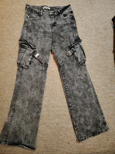 Jeans cargo grises con bolsillos - miniatura 1