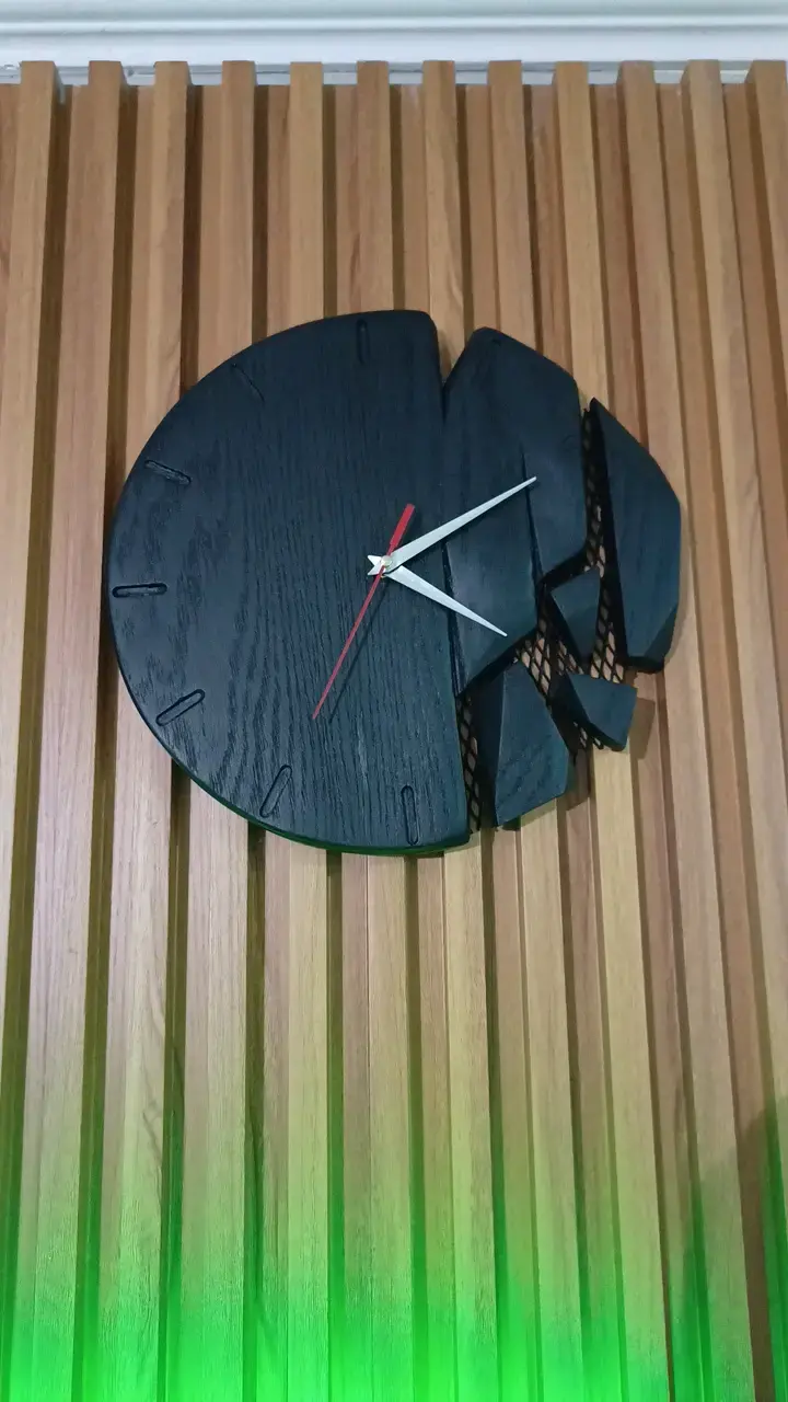 Reloj de pared moderno en madera negra