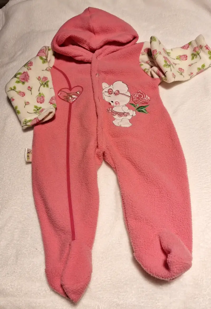 Enterito de bebé rosado con diseño floral.