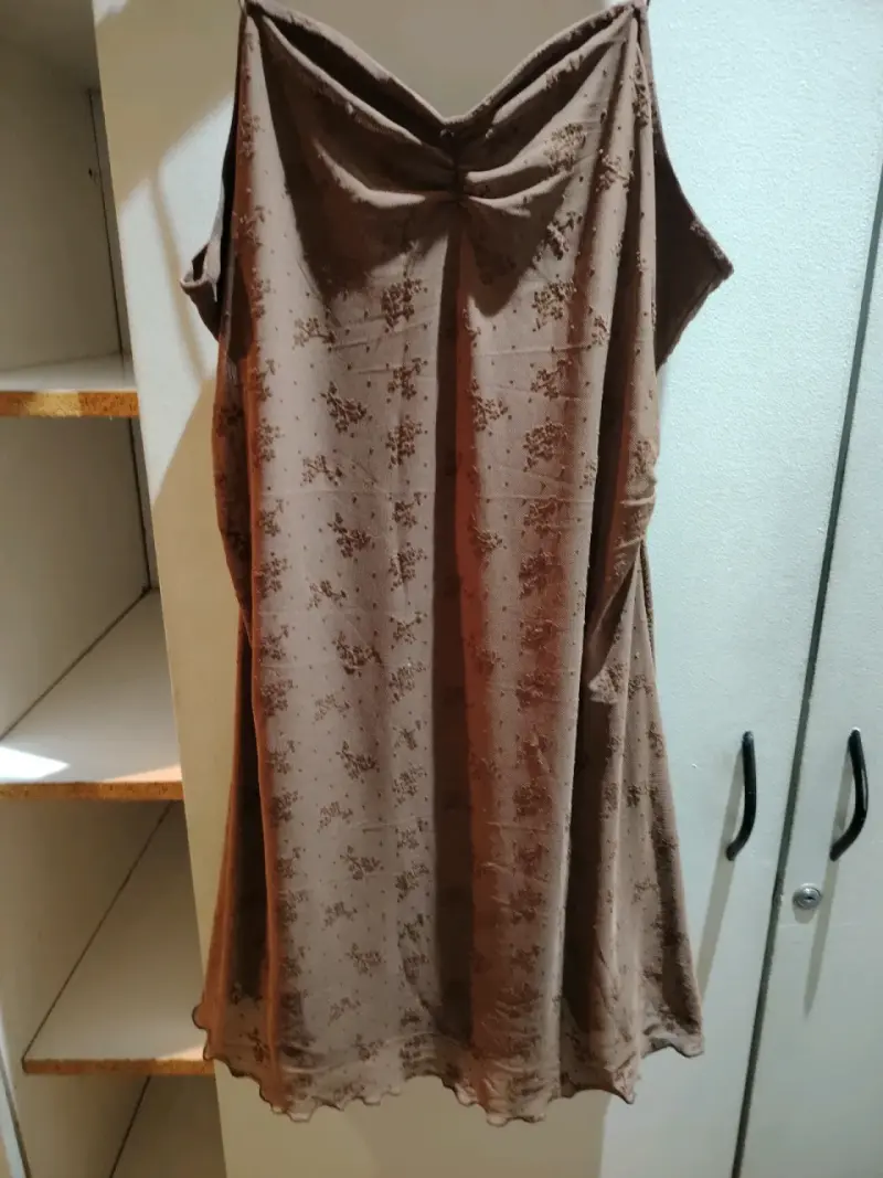 Vestido marrón con tirantes y estampado floral - 2