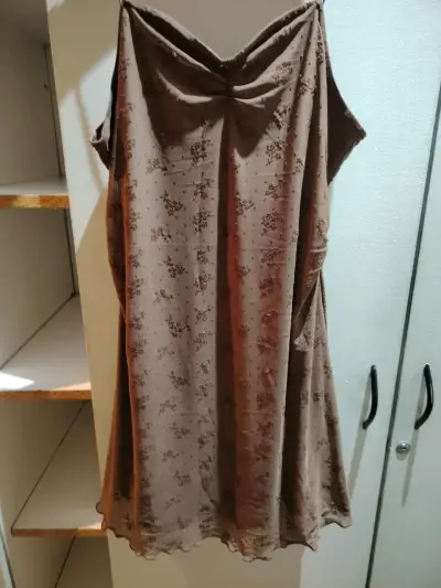 Vestido marrón con tirantes y estampado floral - miniatura 2