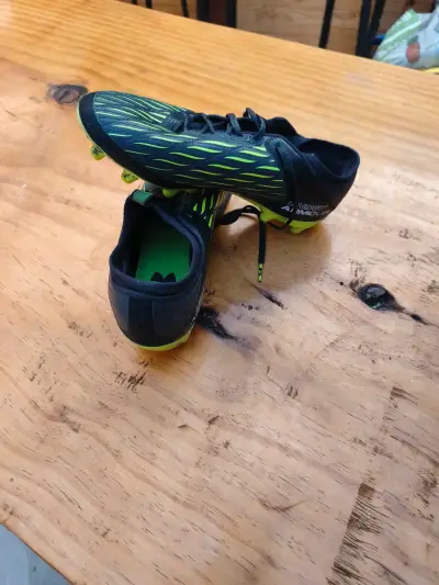 Botines de fútbol Under Armour negros y amarillos - miniatura 1