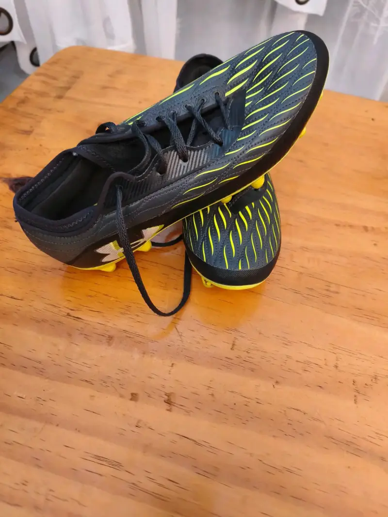 Botines de fútbol Under Armour negros y amarillos - 3