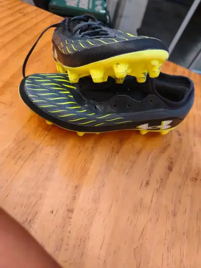 Botines de fútbol Under Armour negros y amarillos - miniatura 4
