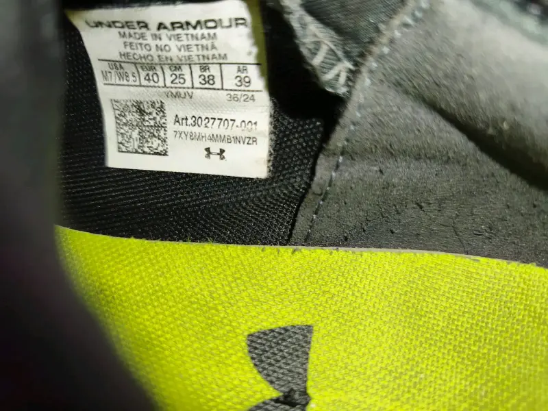 Botines de fútbol Under Armour negros y amarillos - 5