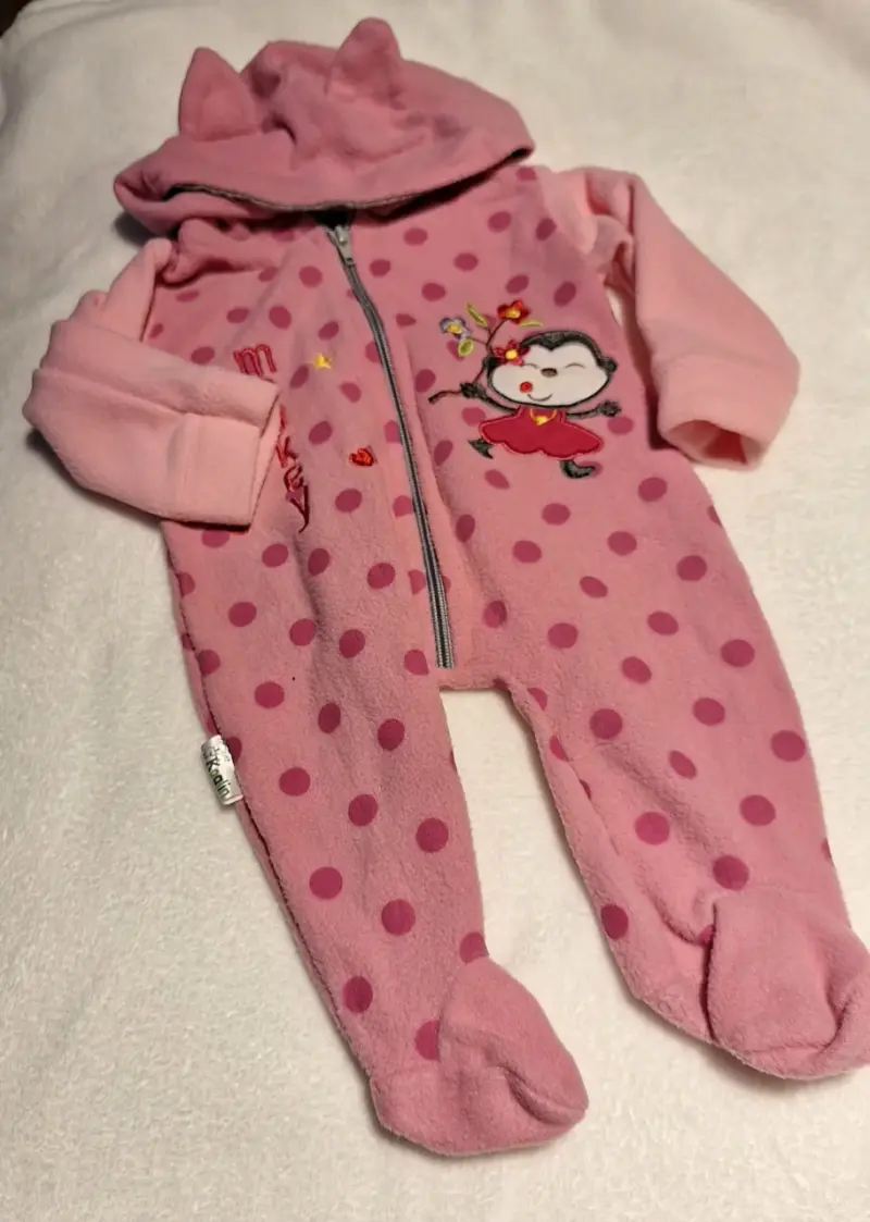 Enterito de bebé rosado con diseño de puntos.