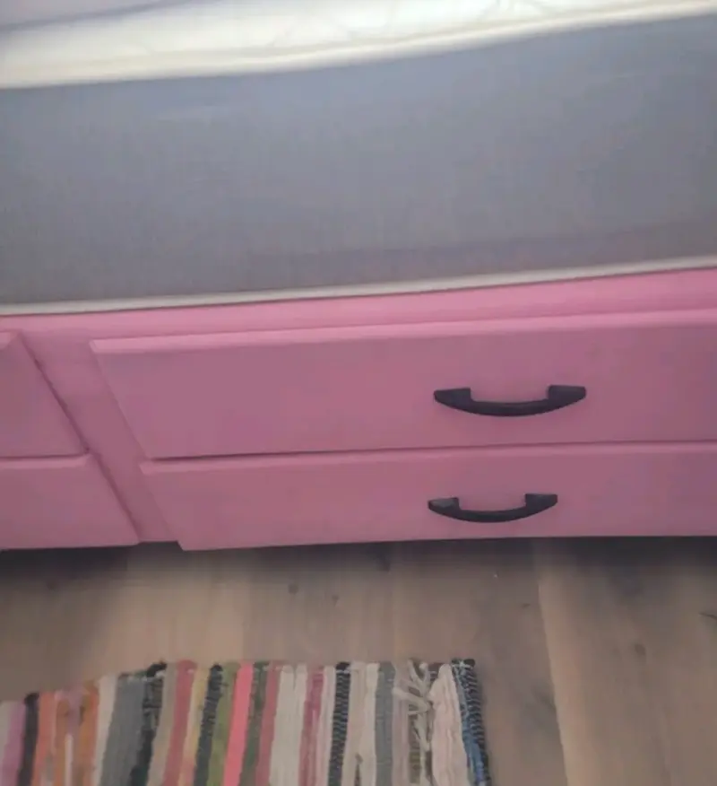 Cama individual con cajones rosados - 2
