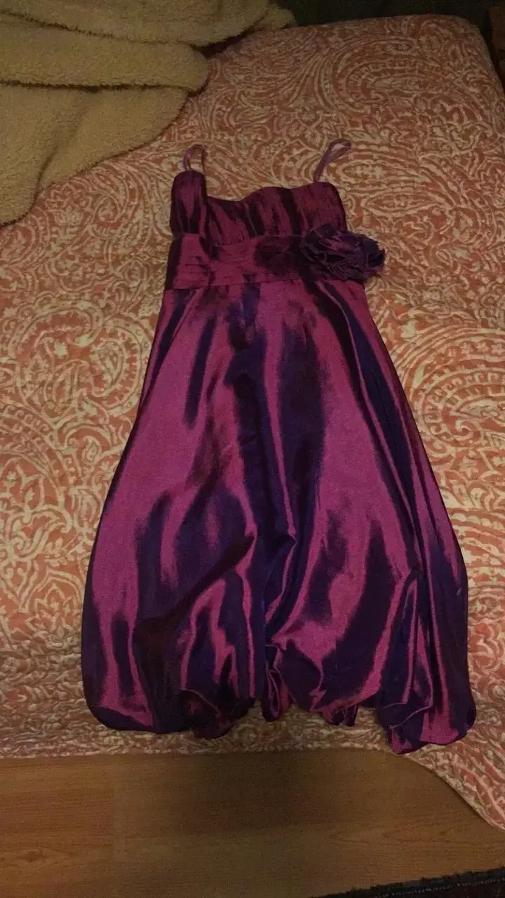 Vestido de fiesta morado con tirantes