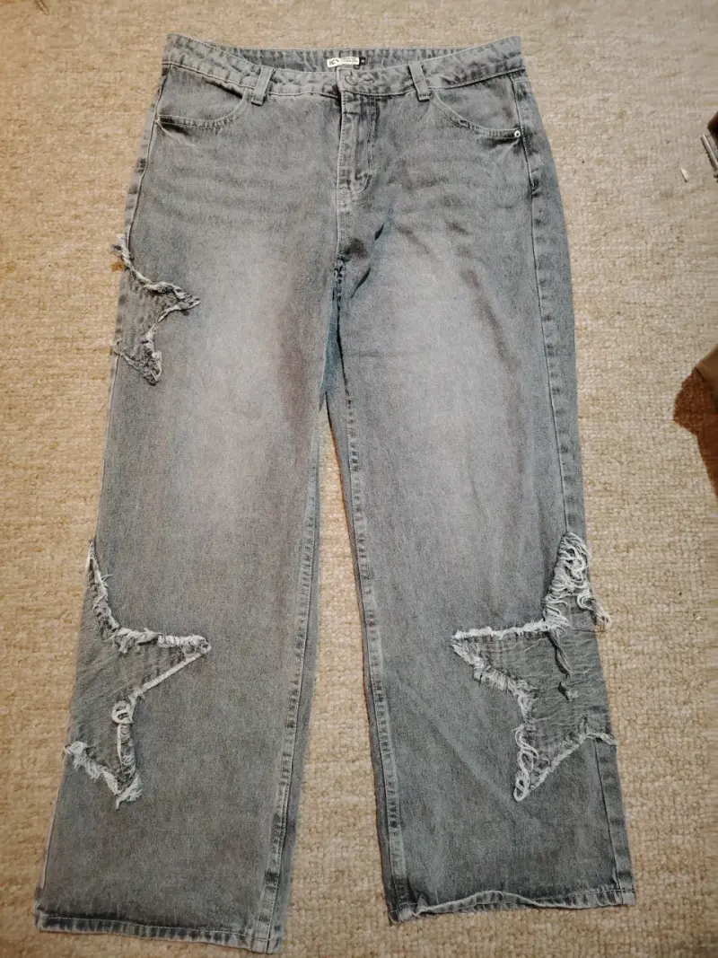 Jeans grises con diseño de estrellas desgastadas - 1