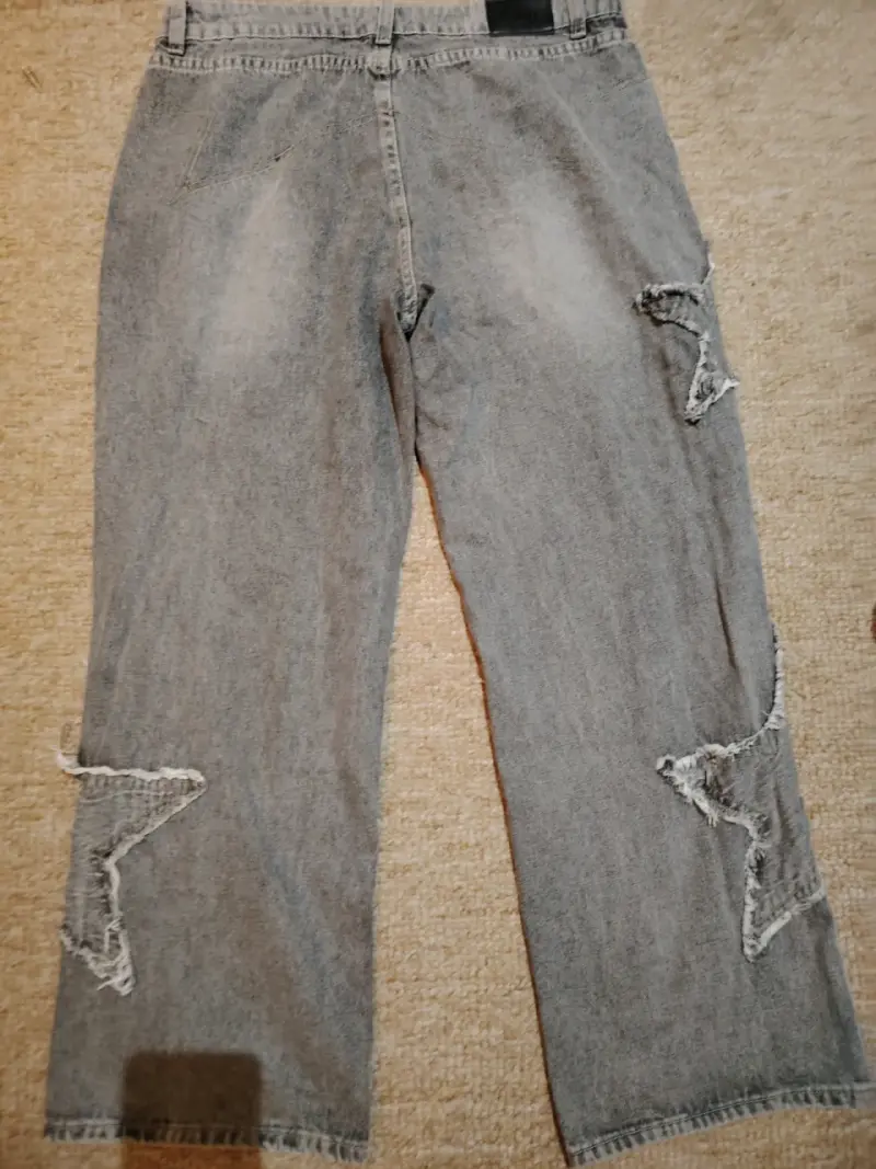 Jeans grises con diseño de estrellas desgastadas - 2