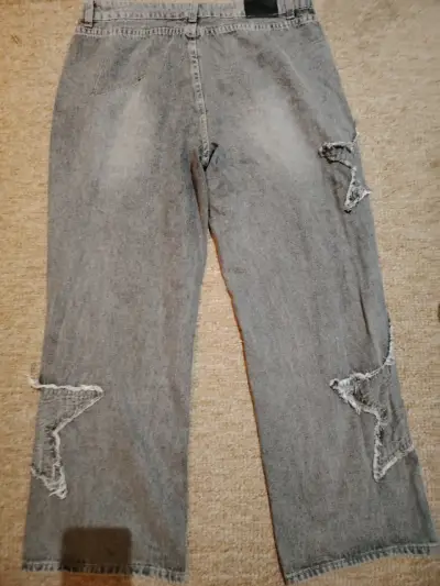 Jeans grises con diseño de estrellas desgastadas - miniatura 2