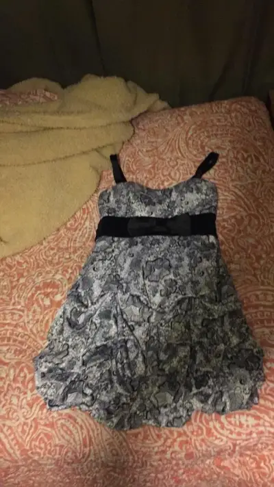 Vestido corto estampado floral con tirantes - miniatura 1