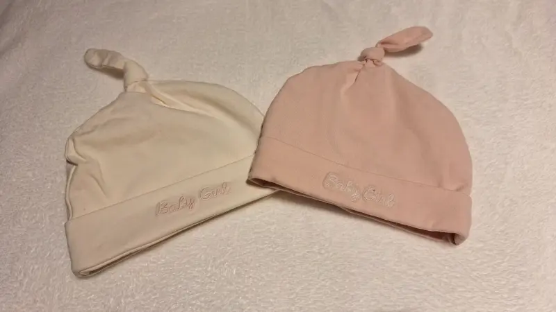 Gorros de bebé en algodón rosa y crema