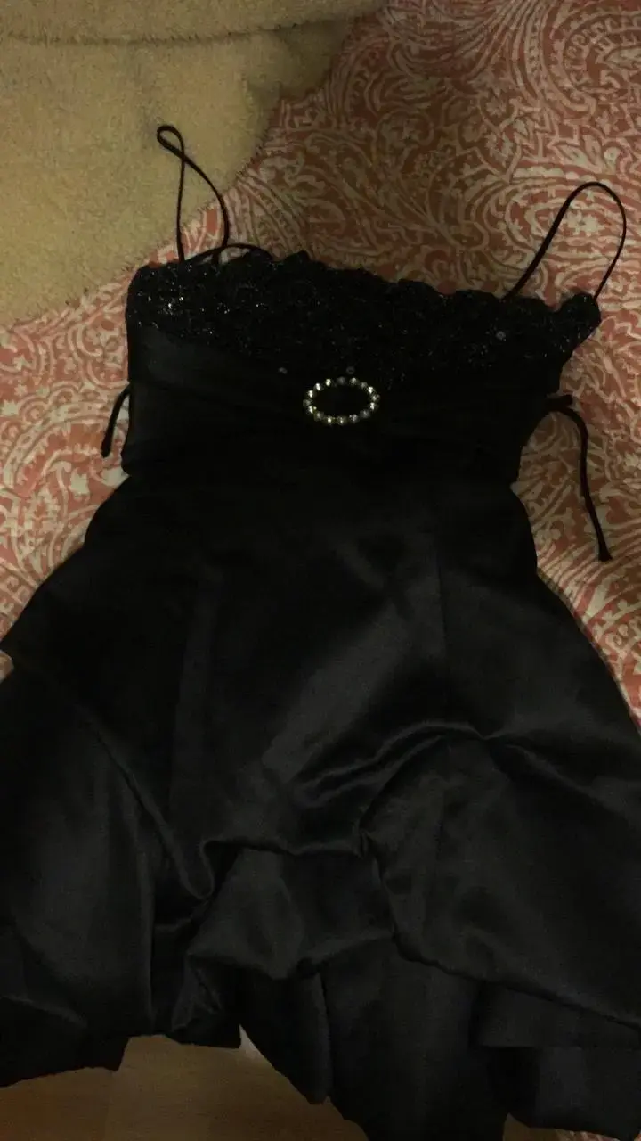 Vestido de noche negro con detalles brillantes