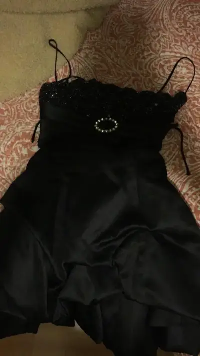 Vestido de noche negro con detalles brillantes - miniatura 1