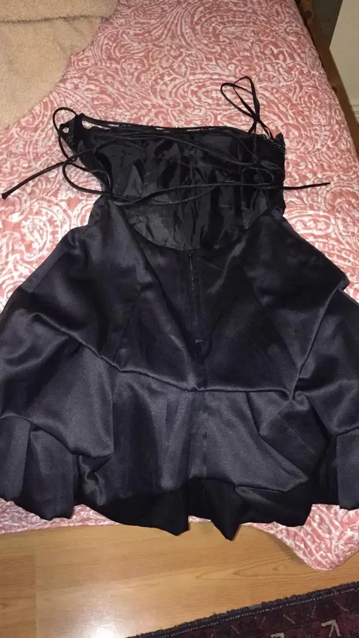Vestido de noche negro con detalles brillantes - 2