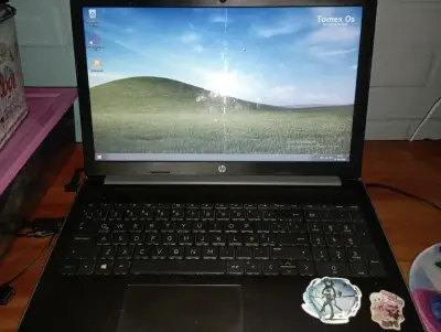 Laptop HP con Tomex OS y stickers decorativos - miniatura 1