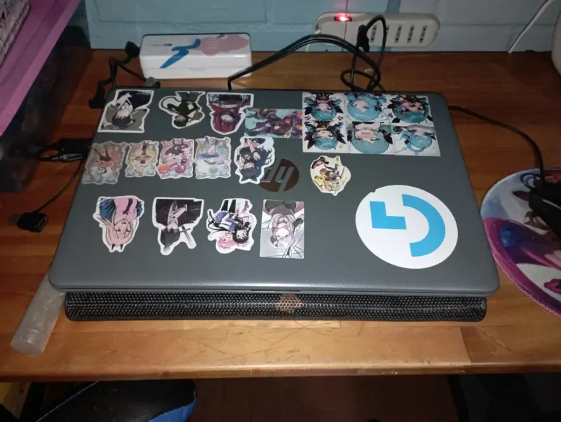 Laptop HP con Tomex OS y stickers decorativos - 2