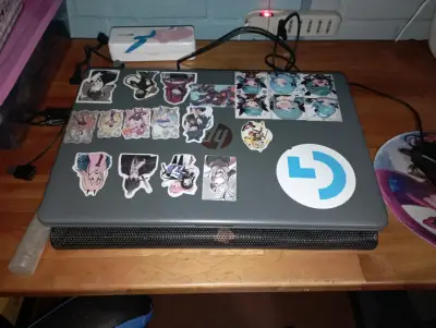 Laptop HP con Tomex OS y stickers decorativos - miniatura 2