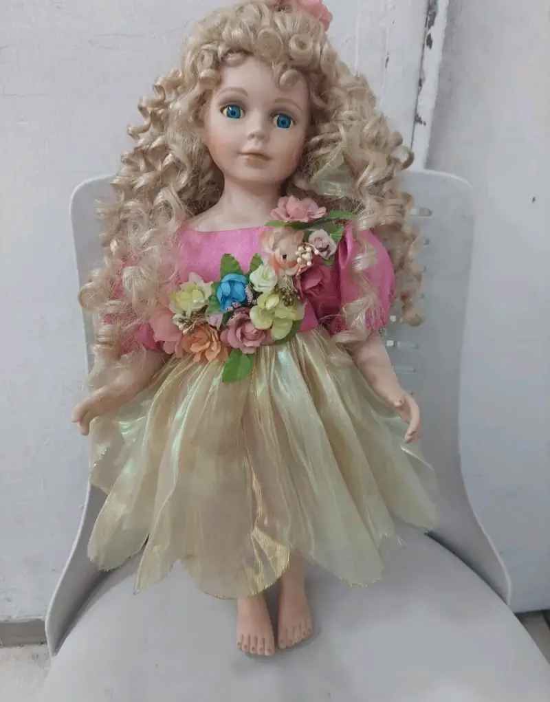 Muñeca de porcelana con vestido floral - 1