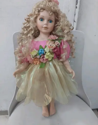 Muñeca de porcelana con vestido floral - miniatura 1