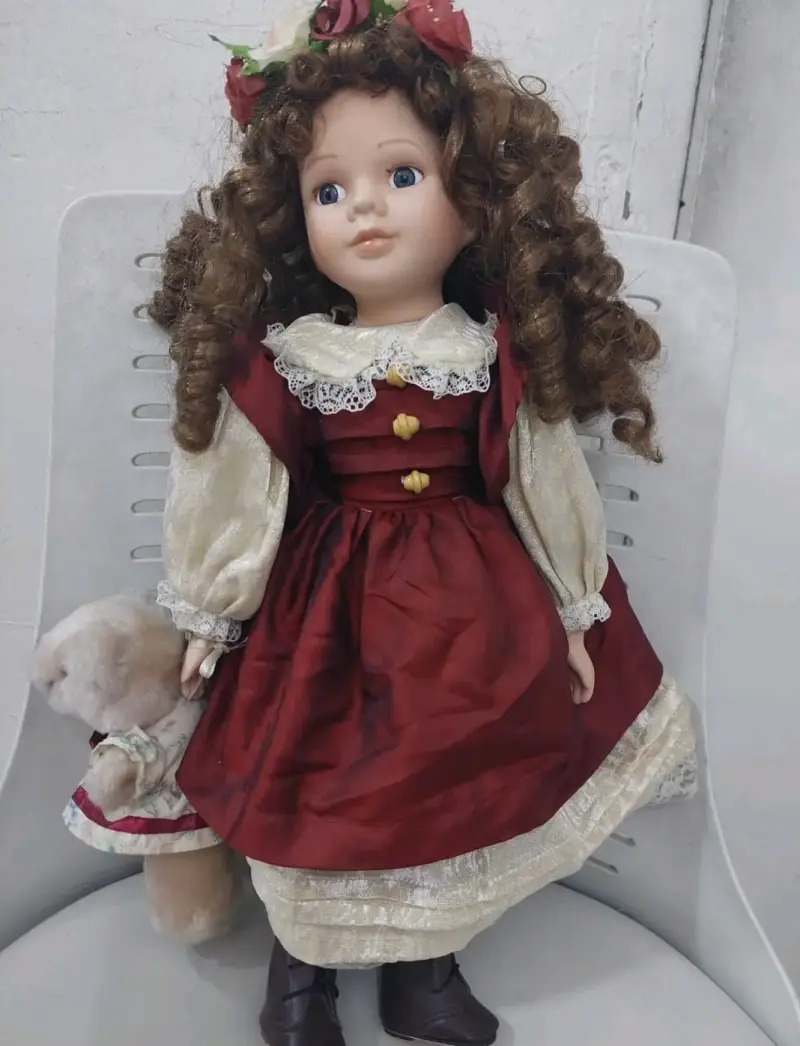 Muñeca de porcelana con vestido floral - 2