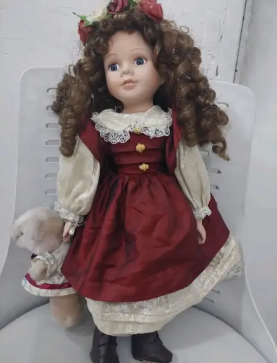 Muñeca de porcelana con vestido floral - miniatura 2
