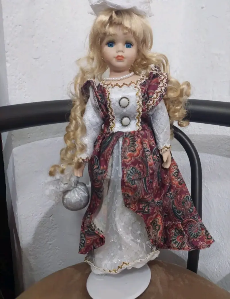 Muñeca de porcelana con vestido floral - 3