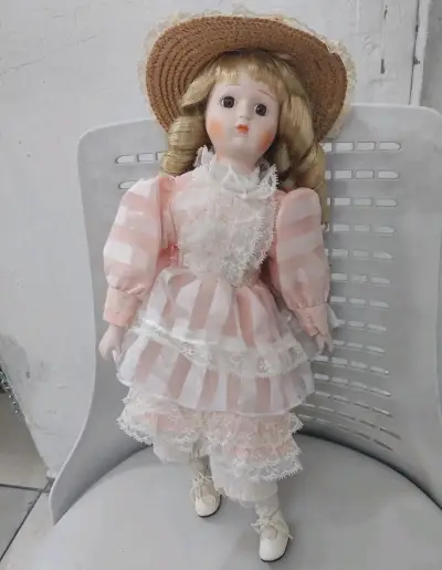 Muñeca de porcelana con vestido floral - miniatura 4
