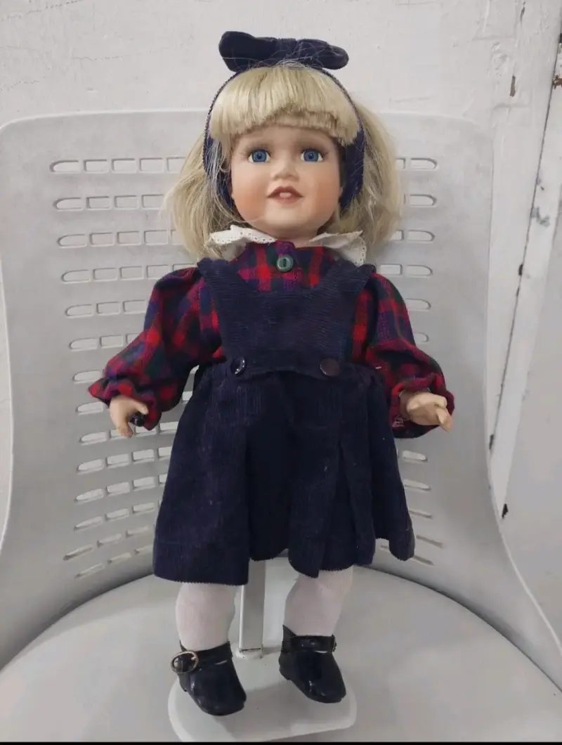 Muñeca de porcelana con vestido floral - 5