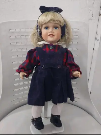 Muñeca de porcelana con vestido floral - miniatura 5
