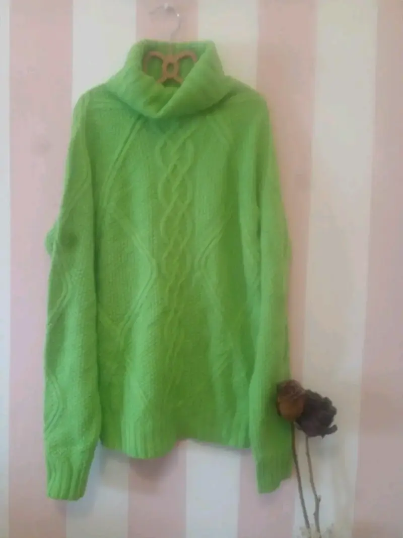 Suéter verde de lana con cuello alto - 1