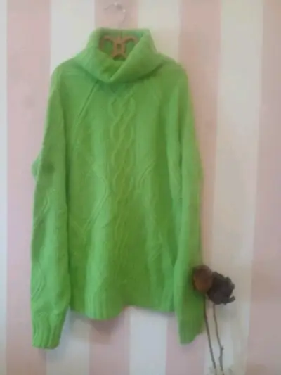 Suéter verde de lana con cuello alto - miniatura 1