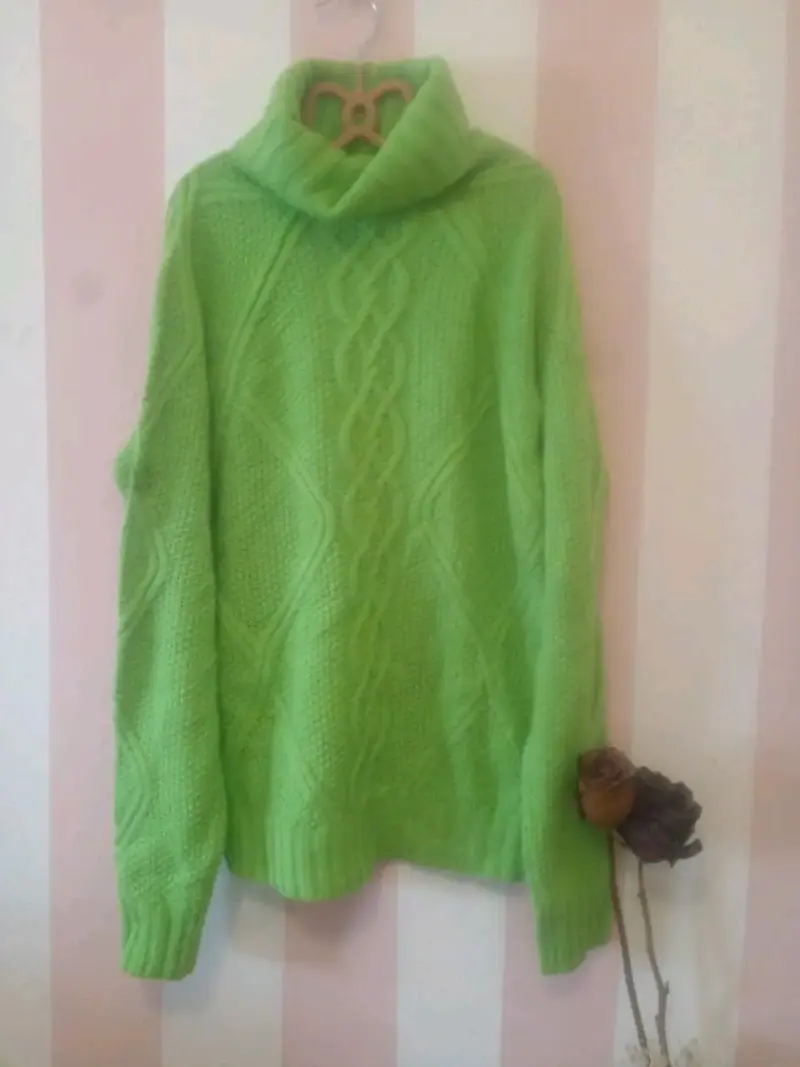 Suéter verde de lana con cuello alto - 2