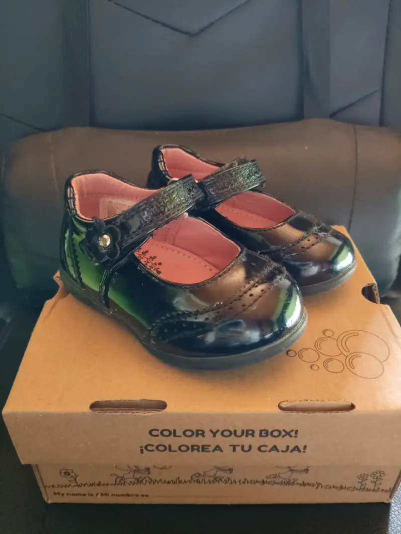 Zapatos de charol para niña con correa