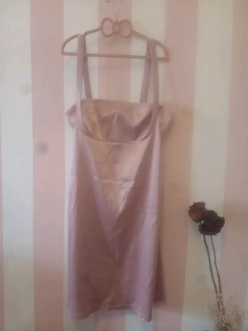 Vestido de satén rosa elegante - 1