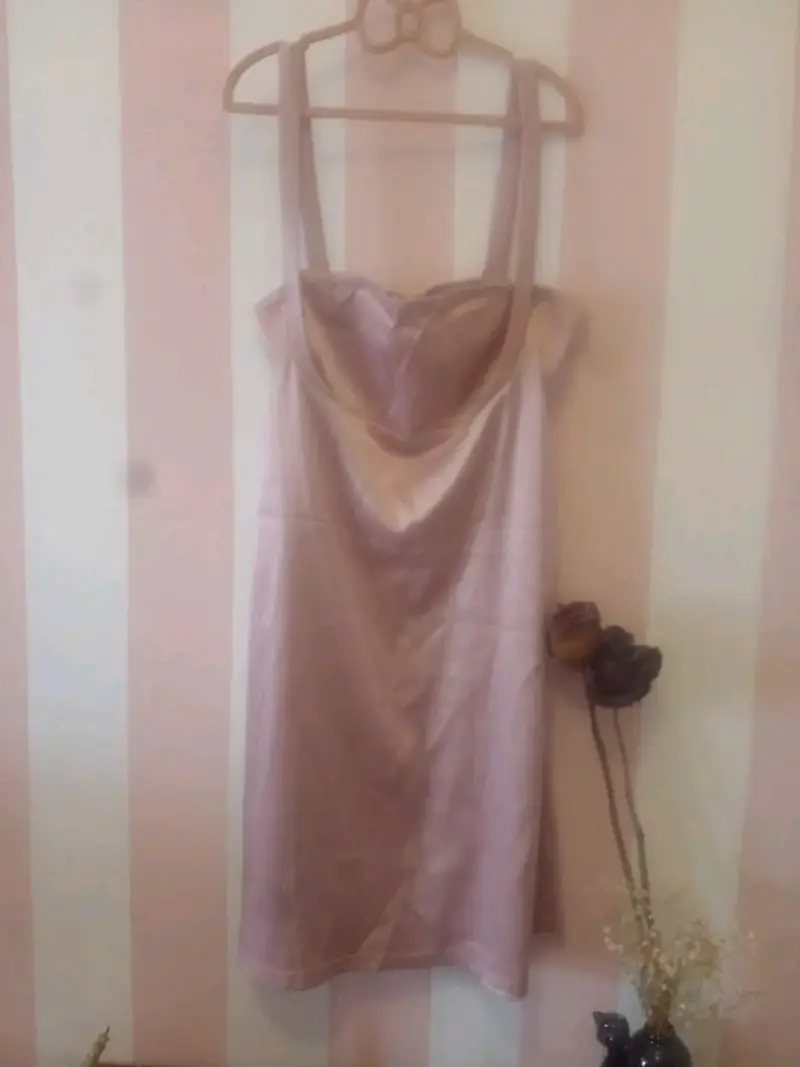 Vestido de satén rosa elegante - 2