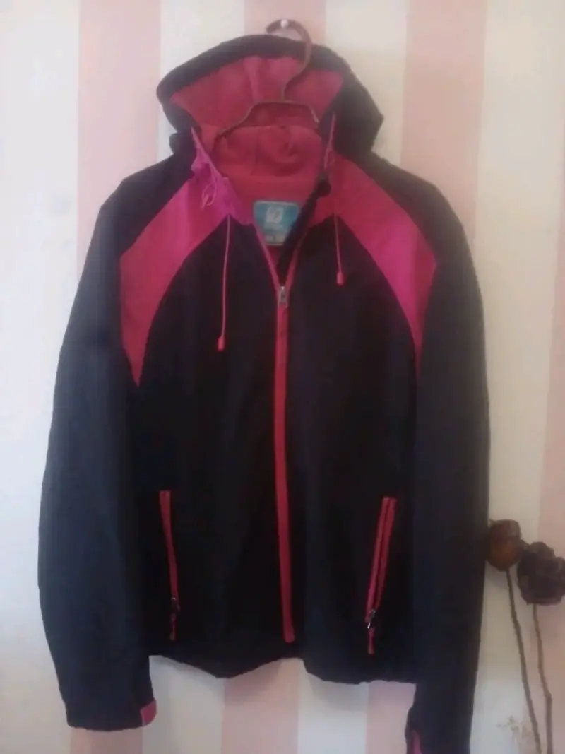 Chaqueta deportiva negra y fucsia con capucha - 1